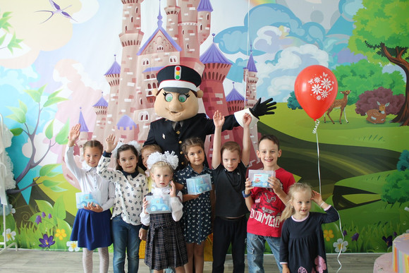 Сотрудники Каменской Госавтоинспекции поздравили школьников с Днем знаний