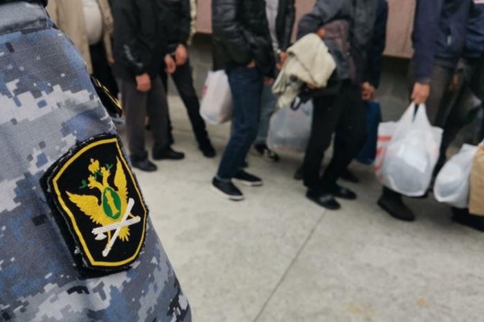 На стройках Екатеринбурга нашли мигрантов-уклонистов от армии | В Екатеринбурге задержаны мигранты, не оформившие воинский учет