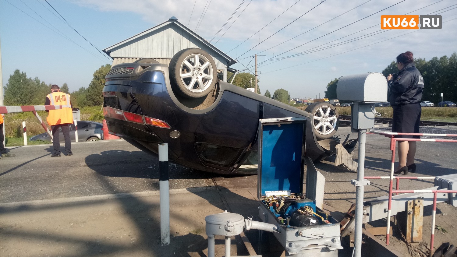 Водитель пытался проскочить, но не успел: на переезде у станции «Марамзино» перевернулась Honda. Образовалась огромная пробка