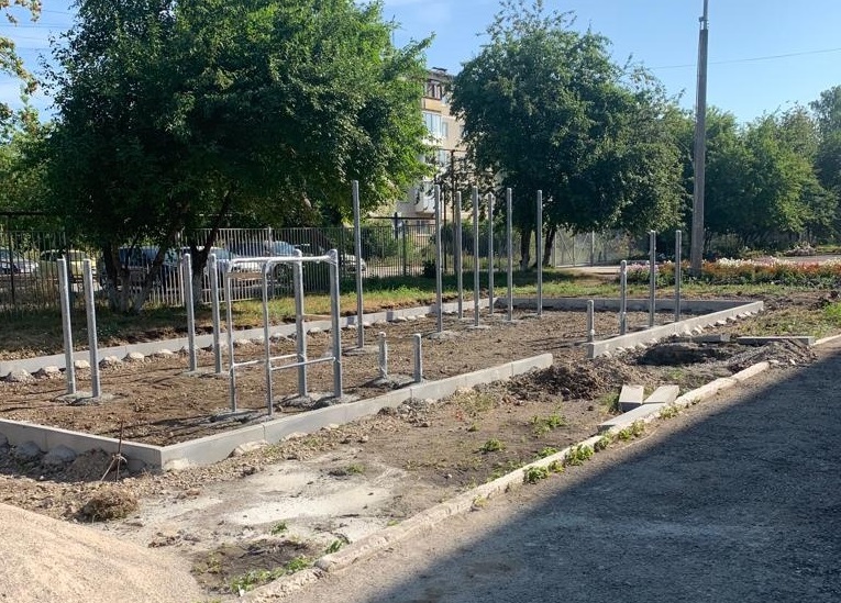 «Все идет по плану». Преображение стадиона школы № 21 в Каменске-Уральском в разгаре — в траншею укладывают кабель, привезли оборудование