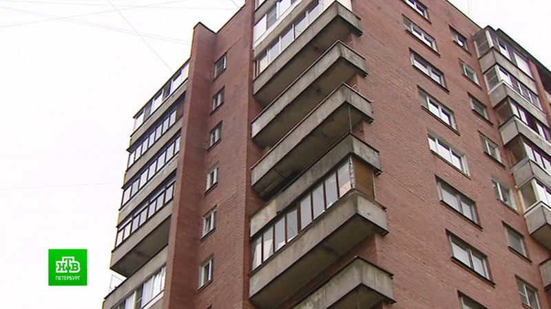 В Петербурге трехлетняя девочка выпала с 12-го этажа, пока родители пили