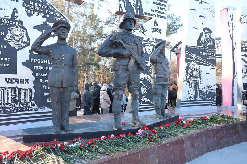 Мемориал «Аллея Славы» открыли после реконструкции в Каменске-Уральском | В Каменске-Уральском открыли обновлённую Аллею Славы к Дню народного единства