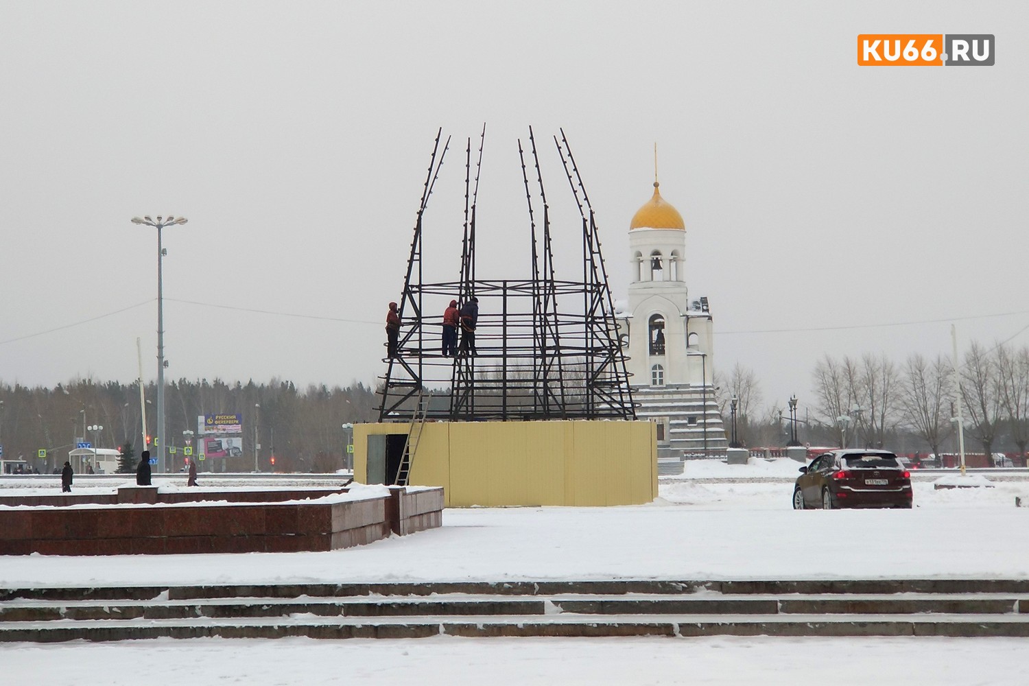 Елка за 2 млн. рублей, тема – сказка «Двенадцать месяцев»: в Каменске-Уральском начали возведение главного ледового городка