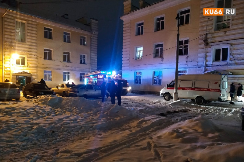 Спасли одного, эвакуировано десять, в том числе три ребенка: вечерний пожар в доме по ул. Уральской в Каменске-Уральском всполошил жильцов