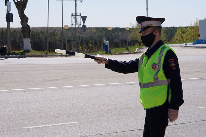 Десятки водителей в Каменске-Уральском перевозят детей, как попало — с риском для их жизни. Инспекторы ГИБДД перекрыли все въезды и въезды