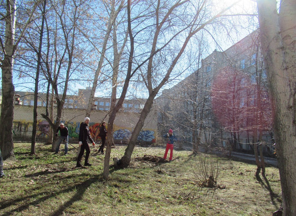 Субботники в Каменске-Уральском начались! На экологическую акцию на днях вышли жители, занимающиеся фитнесом - инструмент купили сами