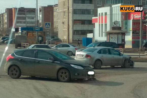 На перекрестке в Каменске-Уральском столкнулись две легковушки: «немец» не пропустил «американца» и получил неслабый удар... На перекрестке в Каменске-Уральском столкнулись две легковушки: «немец» не пропустил «американца» и получил неслабый удар...