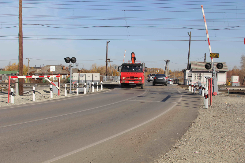 Демонтировали старый асфальт, построили насыпь: в Каменске-Уральском на переезде «100 километр» спустя четыре месяца завершили реконструкцию
