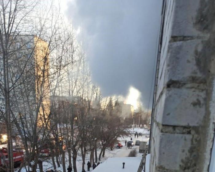 При пожаре в общежитии Каменска-Уральского эвакуировали 38 человек  | Из общежития в Каменске-Уральском эвакуировали 38 человек