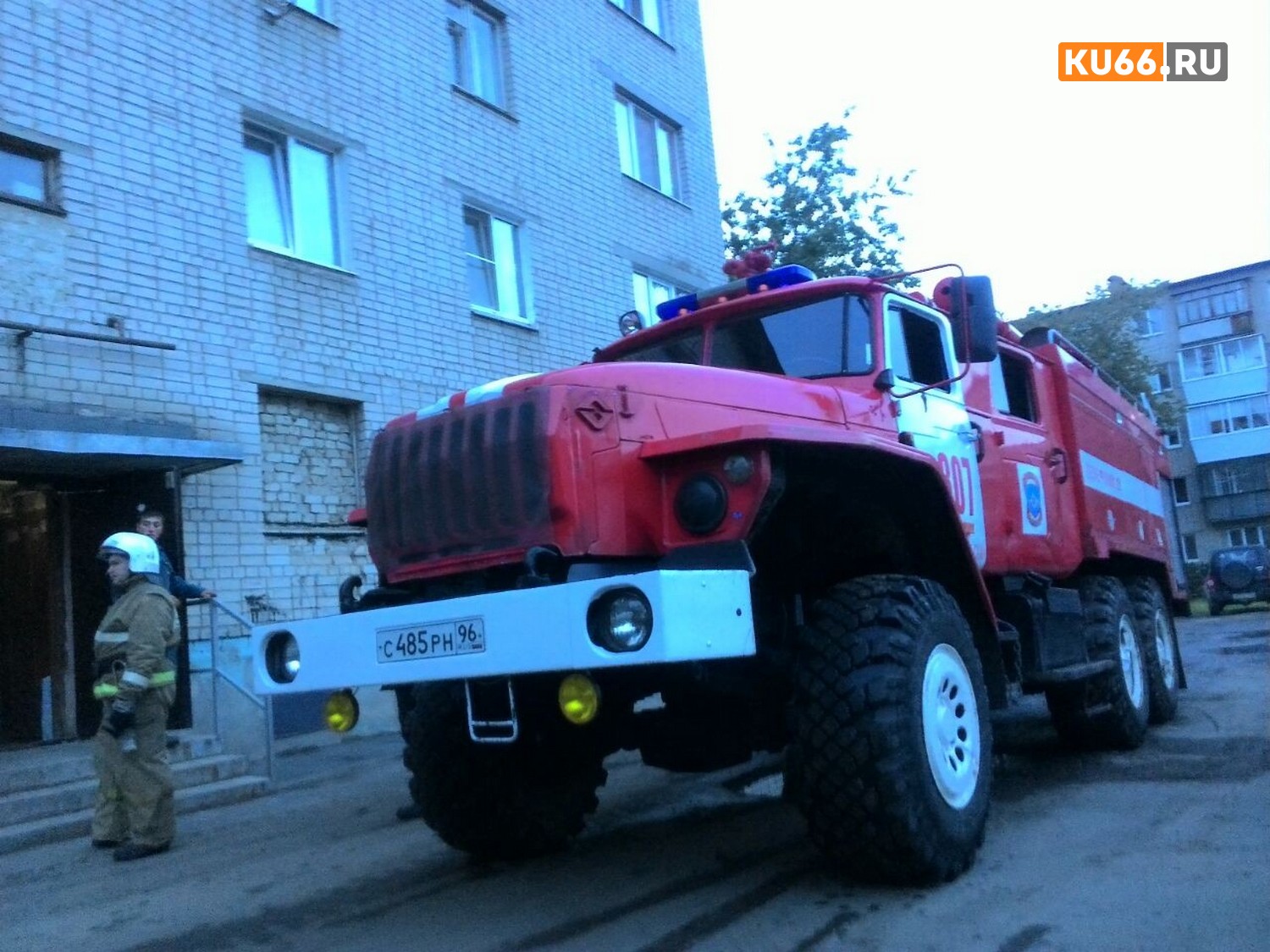 В Каменске-Уральском бдительные соседи, почуяв запах дыма, вызвали спасателей – те влезли в квартиру и нашли... арома-свечу