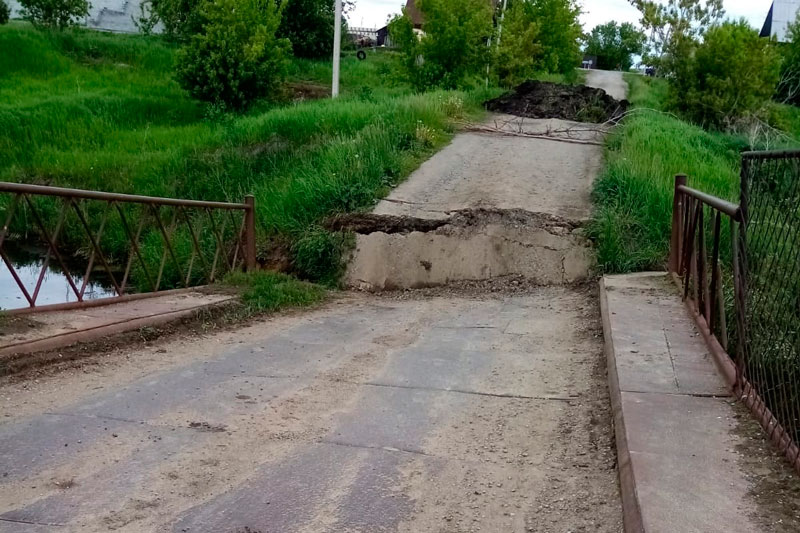 В деревне Белоносова под Каменском-Уральским обвалился мост. Конструкция не выдержала веса самосвала с щебнем