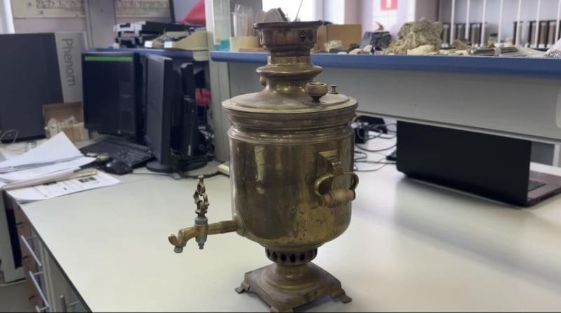 Самовар с императорскими клеймами пытались вывезти из Кольцово в Баку — культурную ценность спасли | В Кольцово таможня пресекла вывоз старинного самовара с клеймом «Николай II»
