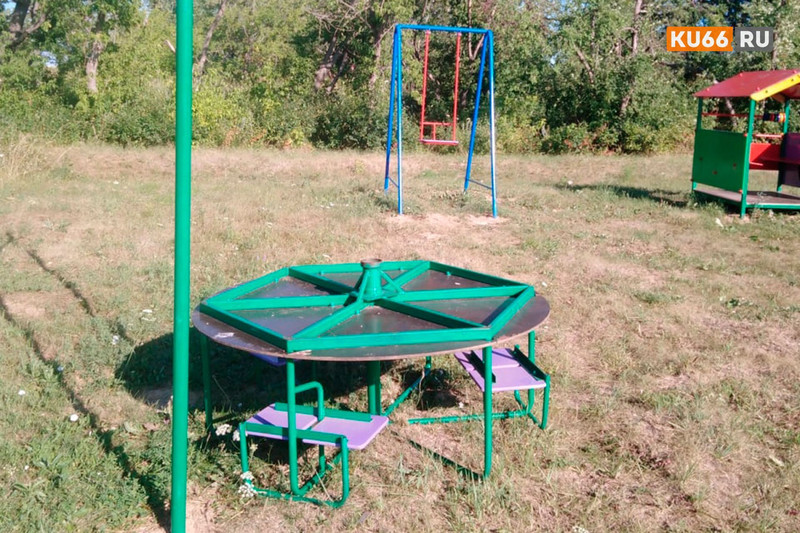 В Каменске-Уральском подростки ломают детские площадки
