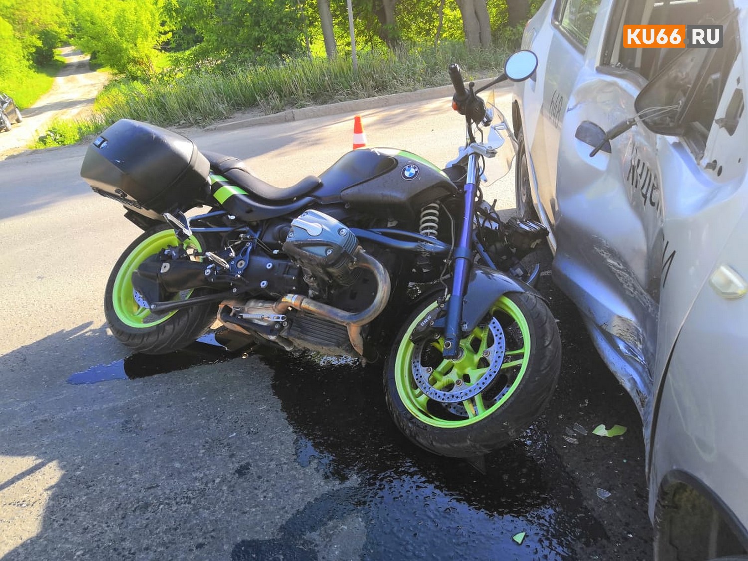 Renault Logan и навороченный байк BMW расхлестались в Каменске-Уральском. Мотоциклиста увезли в больницу. Может, вы что-то видели?