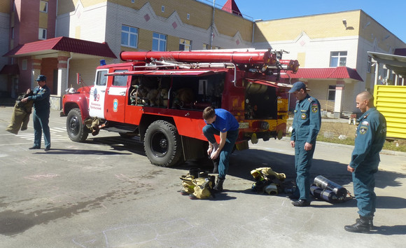 Огнеборцы Каменска-Уральского показывали детям, на что способны в чрезвычайных ситуациях, а потом показали ребятам свое оборудование