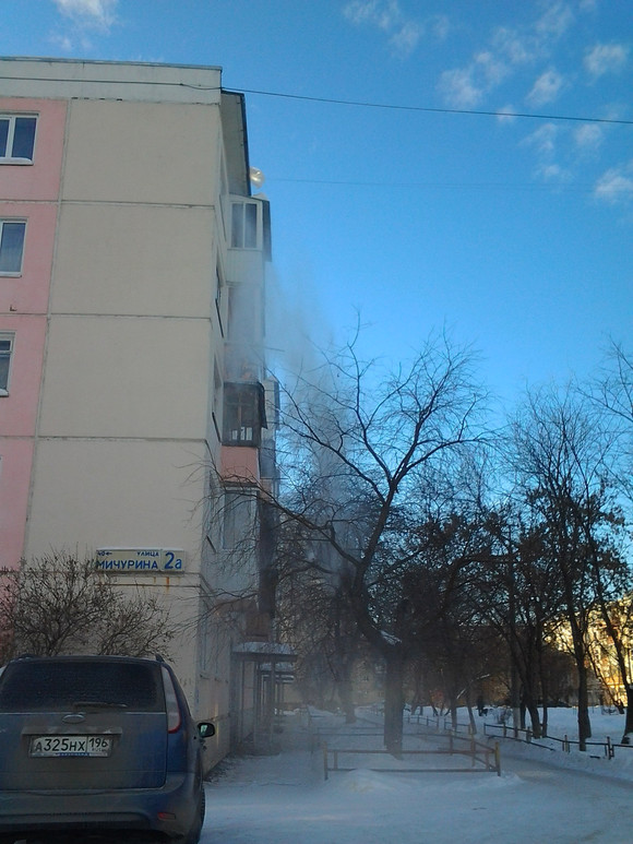 Борьба со снегом в Каменске продолжается: более 400 крыш домов уже очищены. Жильцам впору чистить козырьки балконов — мало ли что...