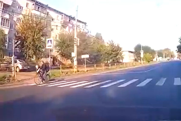 Утром в Каменске-Уральском велосипедист сбил пожилую женщину, которая ринулась на «красный»...