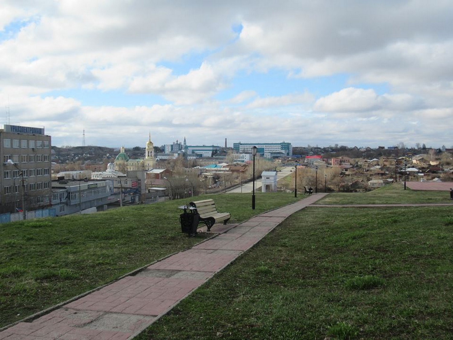 На гостевом маршруте - «мерзость» запустения. Дважды за неделю мэр Каменска-Уральского инспектировал ключевые для города места