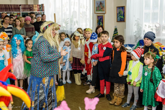 На день библиотека в Каменске-Уральском превратилась в бальный зал – здесь гостей удивляли сказочной постановкой и показом мод в кокошниках