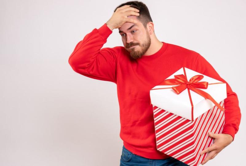 10 душевных и недорогих подарков коллегам-мужчинам на 23 февраля | Простые и тёплые идеи подарков мужчинам в офис на 23 февраля