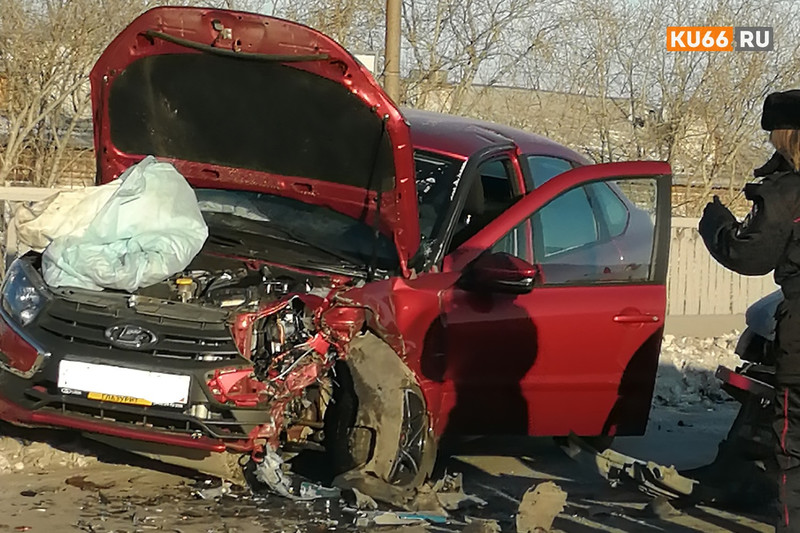 На путепроводе по ул. Пушкина столкнулись два автомобиля — три человека пострадали. На месте большая пробка в обе стороны