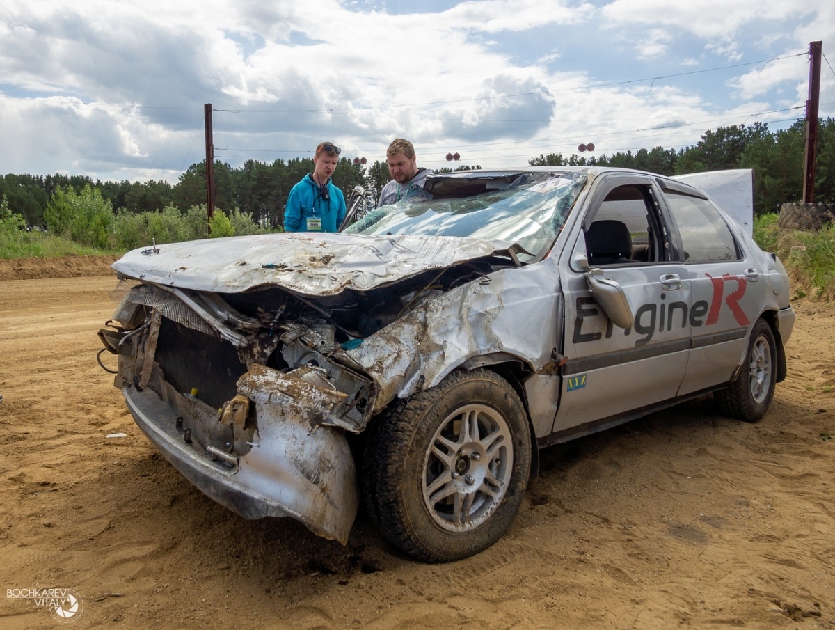 Гонщик из Каменска-Уральского в ходе ралли «Уральский грунт-2019» трижды перевернулся — сам невредим, а его Honda Domani уничтожена