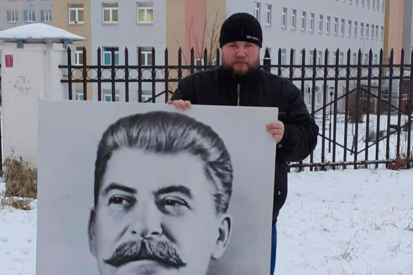 В день рождения Сталина коммунист вышел с его портретом к больнице Каменска-Уральского и обвинил власть в развале медицины