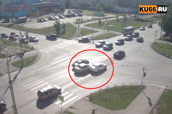 Подробности «невнимательной» аварии в Каменске-Уральском: дорогу на перекрестке не поделили Ford Focus и Mazda 3…ВИДЕО