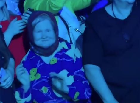 Покорившая интернет «диско-бабушка» живет в ужасных условиях 