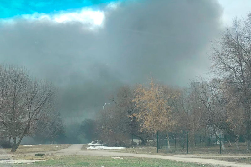 Пожар на площади 432 «квадрата» разгорелся на ул. Уральской — его тушат 31 спасатель из Каменска-Уральского. На месте 11 машин спецтехники