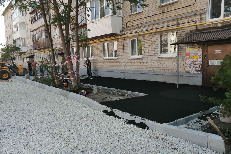 Сразу несколько дворов в Каменске-Уральском в эти дни преобразились, благодаря нацпроекту «Жилье и городская среда». Кому повезло и в чем?