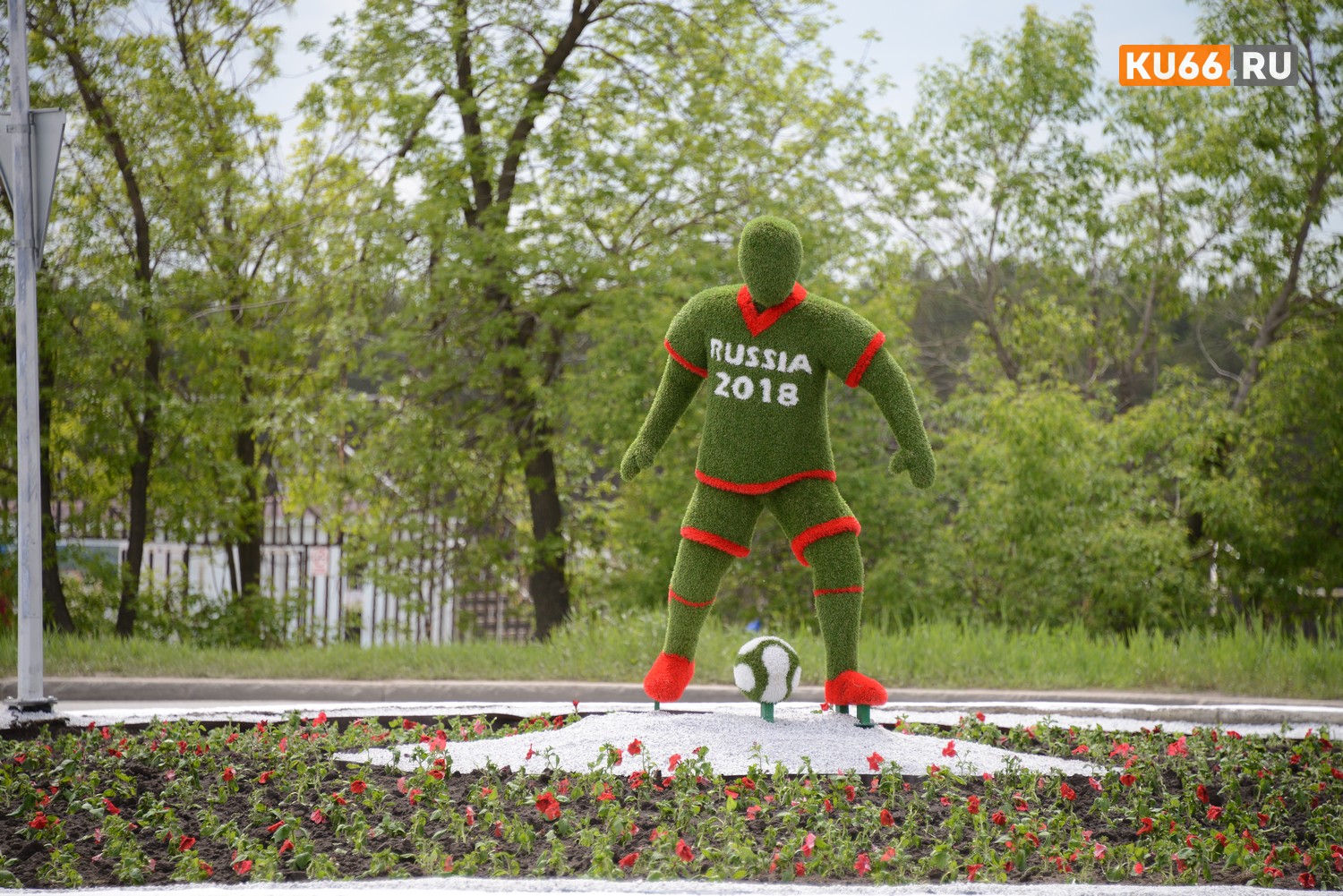 Жители Каменска-Уральского в восторге от фигуры футболиста: горожане уже прозвали ее «русский ниндзя» и гадают, куда подевались очки