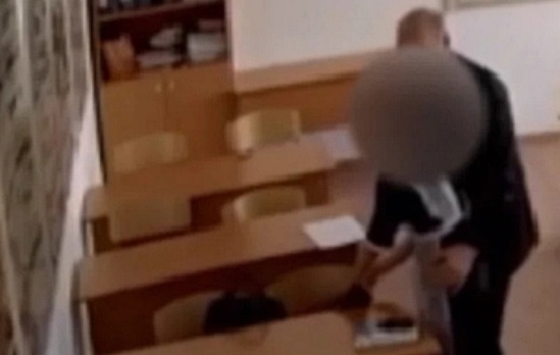 Малыши были в ужасе, но молчали! Учитель приставал к первокласснице на глазах других детей