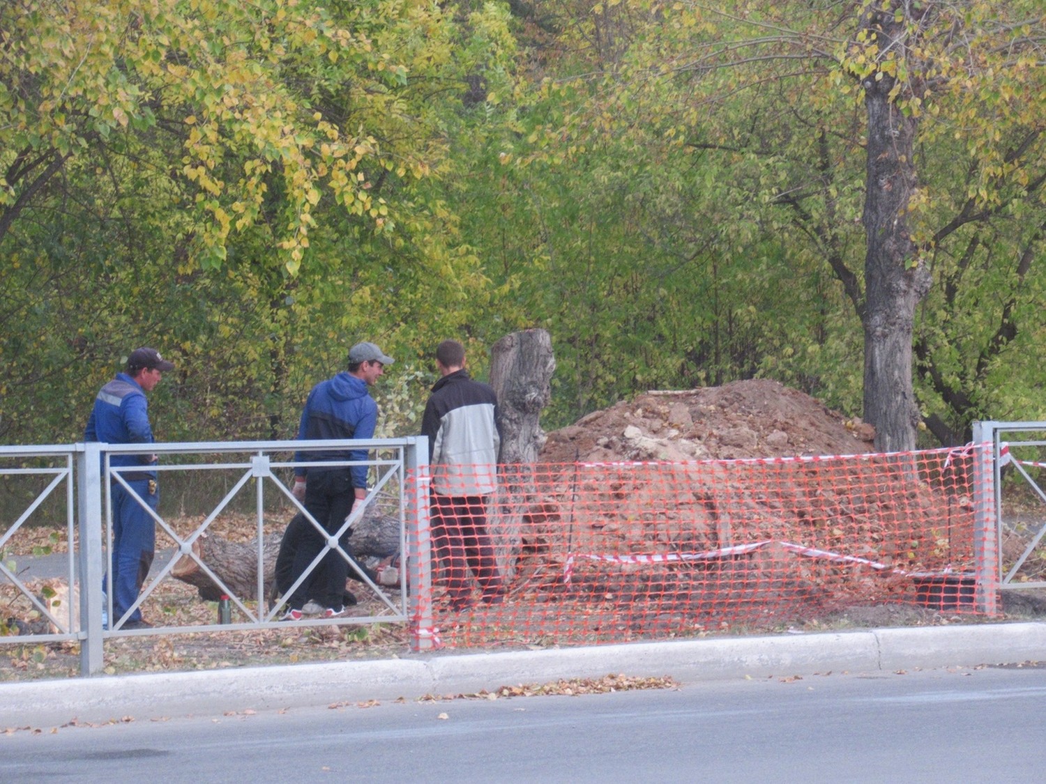 Новый светофор устанавливают на перекрестке Кадочникова – пр. Победы в Каменске-Уральском. «Рабочим пришлось спилить тополь»