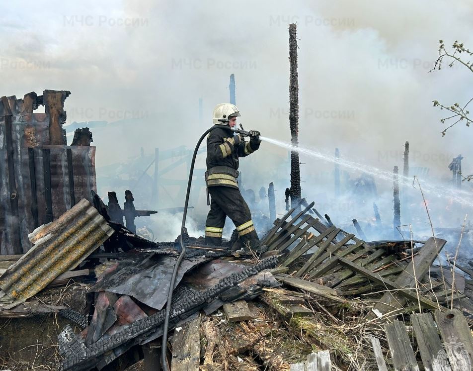 Под Каменском-Уральским произошёл пожар площадью 300 квадратных метров. Видео | На Урале произошёл крупный пожар