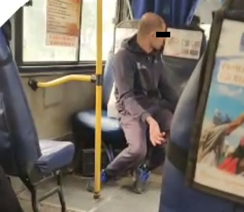 Жителей Каменска-Уральского напугал странный мужчина