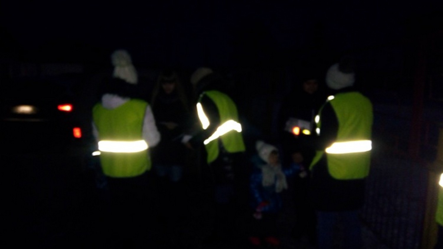 Родители встали дозором около детского сада в Каменске-Уральском. Встречным активисты раздавали буклеты и дарили детям «блестяшки» на одежду