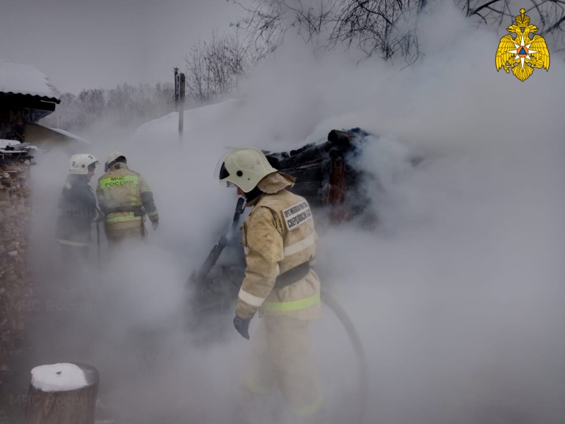 Накануне в поселке под Каменском-Уральским в пожаре сгорели хозпостройки