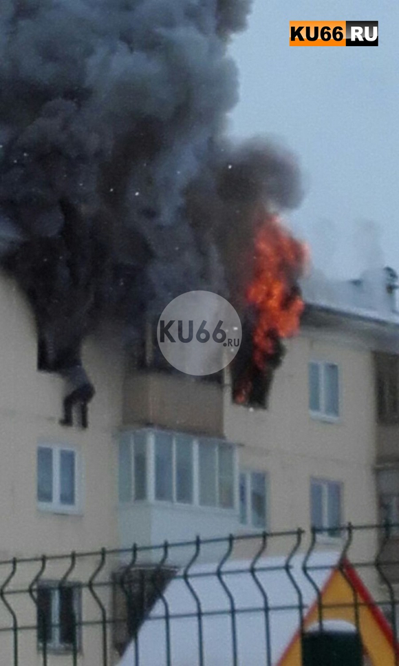 «Спасаясь, вылез из окна». Утром в Каменске-Уральском в пожаре пострадали трое: женщина погибла на месте, двое в больнице. ВИДЕО, ФОТО