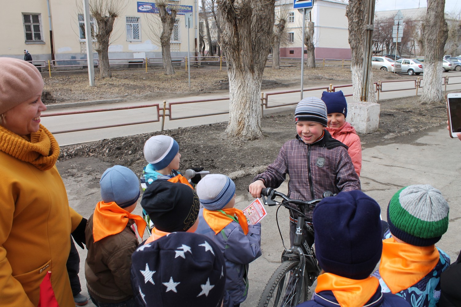 Детсадовцы и школьники провели «журналистское расследование» – на улицах Каменска устроили блиц-опрос по ПДД, снимая все на камеру... Детсадовцы и школьники провели «журналистское расследование» – на улицах Каменска устроили блиц-опрос по ПДД, снимая все на камеру...