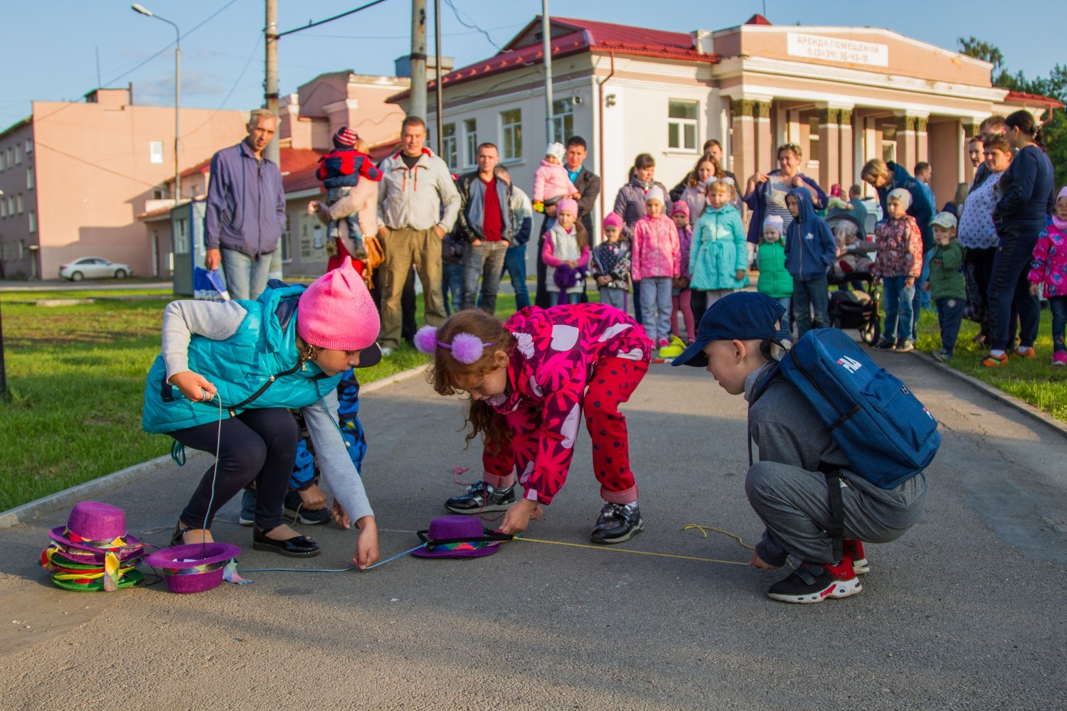 На позитивной ноте: в Каменске-Уральском первоклашек провожали в школу на свежем воздухе парка Трубников
