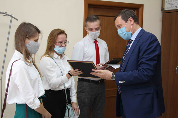 Три молодых специалиста получили сертификаты на 367 тыс. руб. каждый — смогут потратить деньги на приобретение квартир в Каменске-Уральском