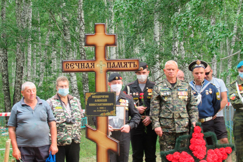 «Очень пронзительная церемония». В село под Каменск-Уральский доставили прах бойца Великой Отечественной войны, которого нашли под Ржевом