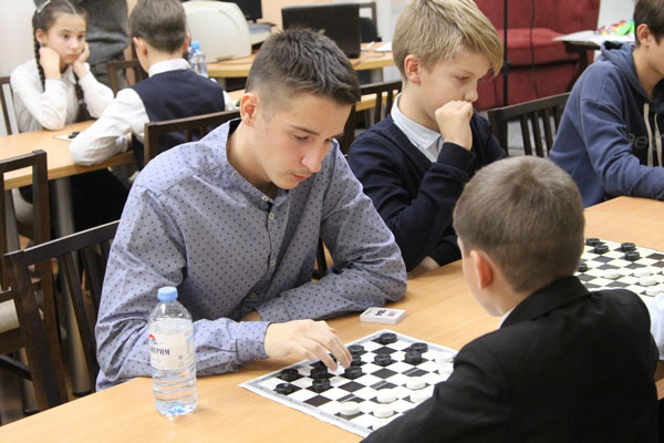 В Каменске-Уральском прошло первенство города по русским шашкам среди детей