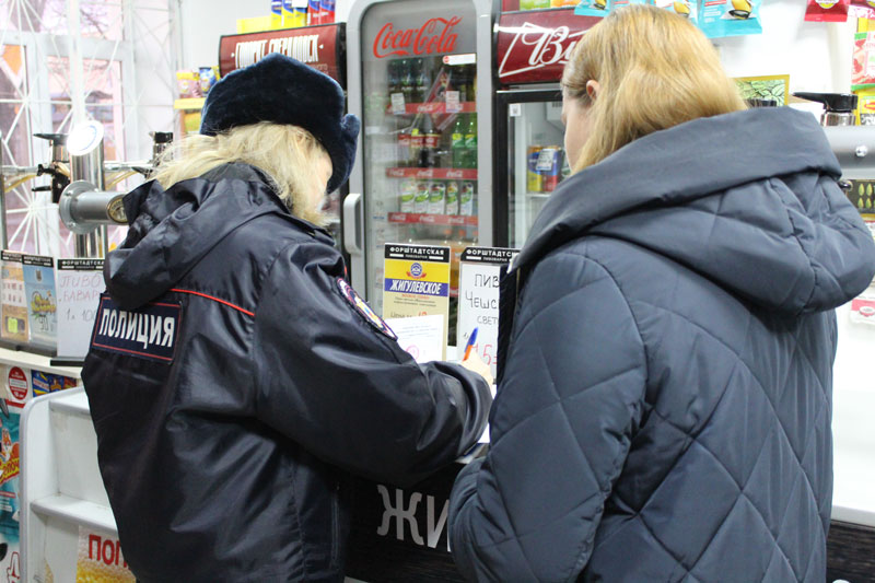Посмотрела документы, но все же отдала: полицейские наказали сотрудницу магазина в Каменске, которая продала 17-летней девушке пиво
