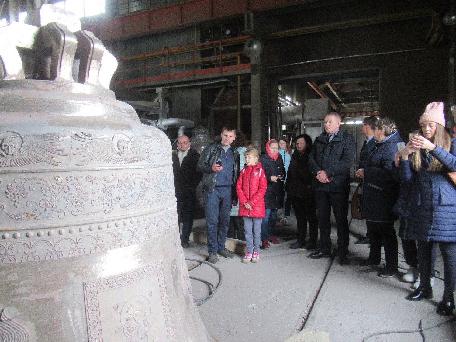 На фестиваль «Музы и пушки» в Каменск-Уральский приехали гости со всего Урала — играют на ложках, звонят в колокола. «Под впечатлением...»