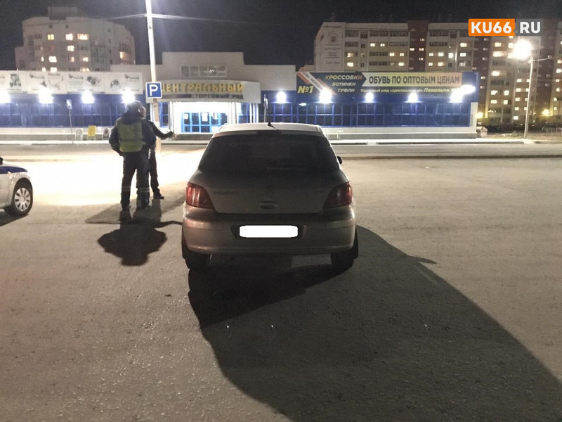 Стало модно вести себя безответственно: неизвестные водители таранят припаркованные машины в Каменске-Уральском и исчезают. Полиция ищет...