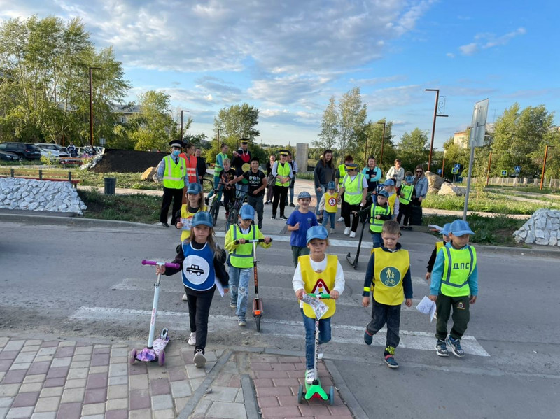 «Только пешком». Детсадовцы с родителями и дорожными полицейскими призвали жителей Каменска-Уральского к порядку на переходах