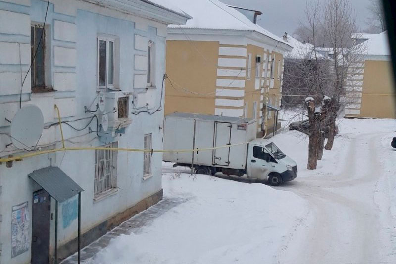 Автомобиль «Газель» протаранил газопровод между домами по ул. Лермонтова в Каменске. Говорят, был хлопок. Специалисты уже устраняют