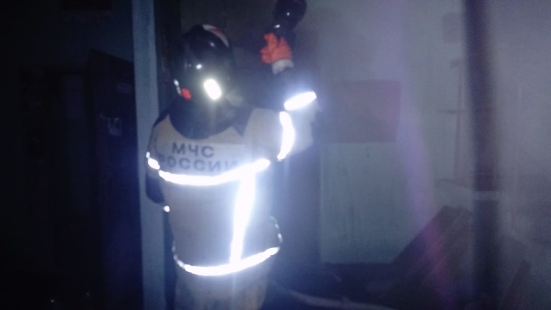 Один пожар под Каменском-Уральским дважды попал в сводки спасателей: на лестничной площадке сгорела детская коляска и повреждено окно